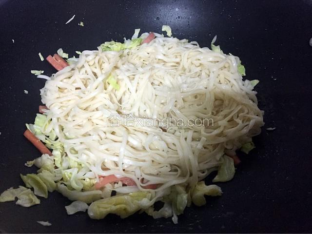 放入面条翻炒均匀