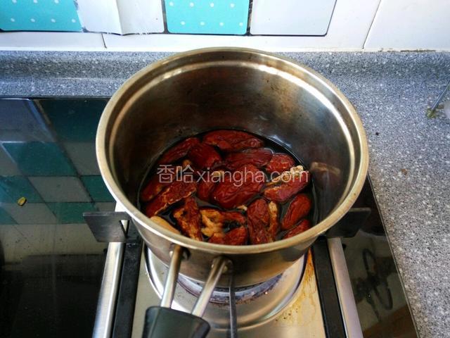 红枣去核放入红糖水中，抹过红枣肉即可，煮制红枣肉变软膨胀即可离火