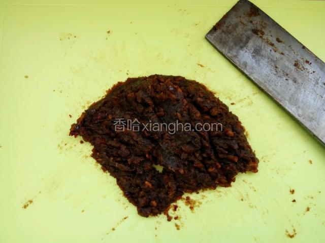 然后取出红枣肉剁碎成泥，红枣水留下备用