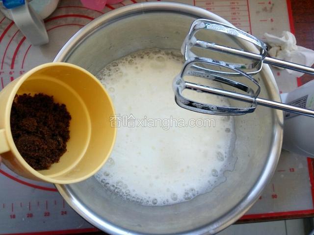 用电动打蛋器打至大泡泡状，分二次加入红糖