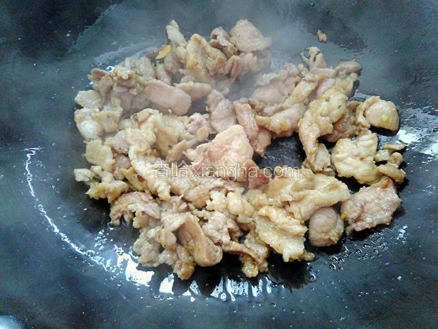 将腌制好的肉片滑入锅中，翻炒。