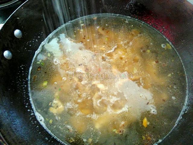 开大火煮汤，煮至汤微开，加一勺食盐、半勺白糖，调味。