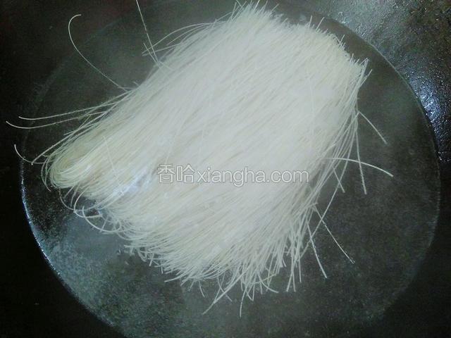 带锅中水煮开煮沸，将线面投入沸水锅中煮。