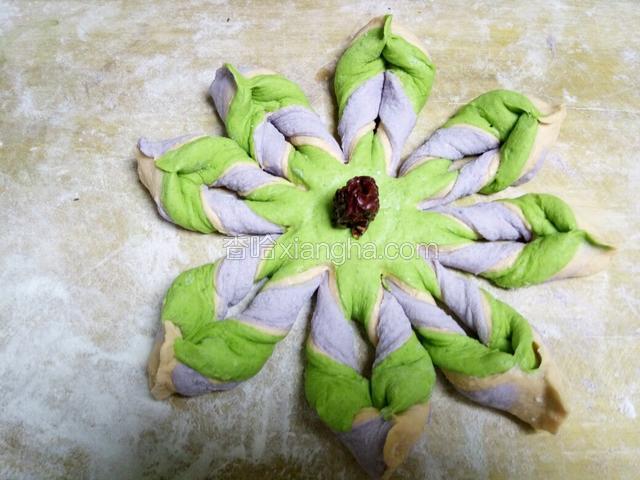 依次卷好，等待15分钟后的二次发酵后冷水上锅蒸12分钟！
