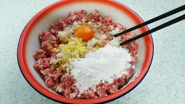 连同姜末，鸡蛋，淀粉，十三香，白糖，盐，料酒一同放入肉馅里