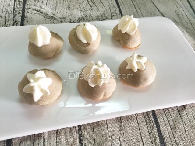 脱模后可以马上吃（我吃掉了一个，软软的好吃）稍凉后挤上鲜奶油