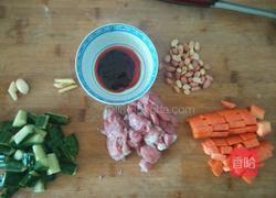 宫爆肉丁的做法图解1
