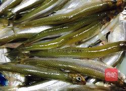 干炸小公鱼的做法图解1