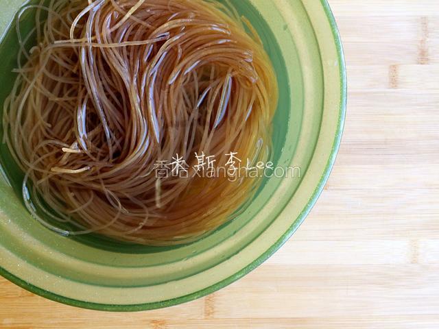 红薯粉提前用清水浸软；