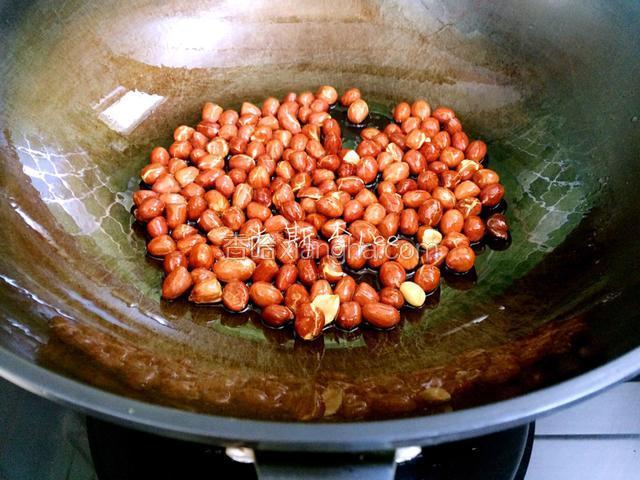 炒至花生外衣红亮、口感香脆时盛出，滤掉多余油分备用(炒好的花生米放一会儿更香脆)；