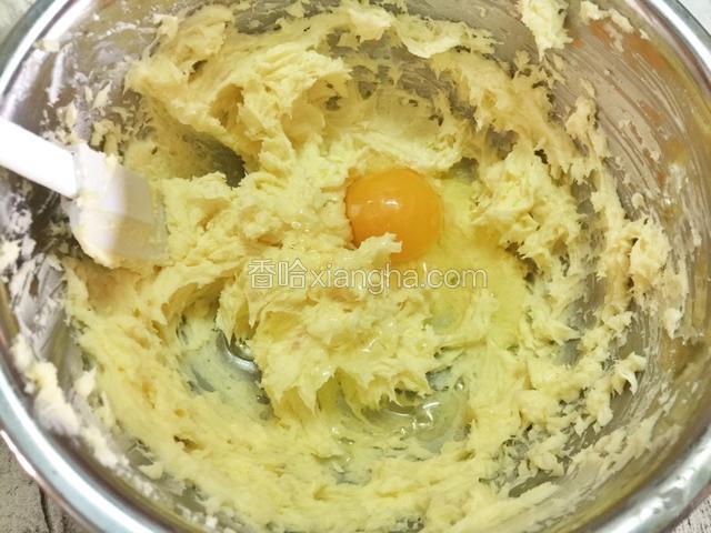 黄油加糖加奶油奶酪打匀，再加入一个鸡蛋打匀