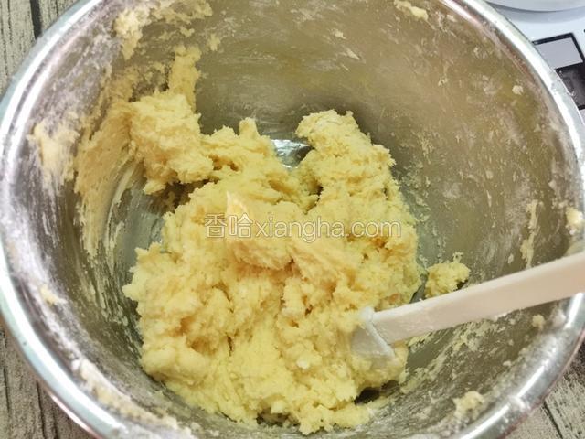 用搅拌勺拌均匀