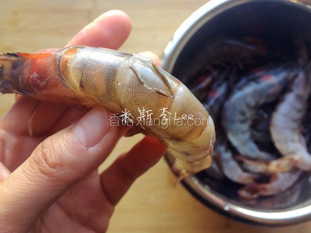 轻轻挑出沙线；
