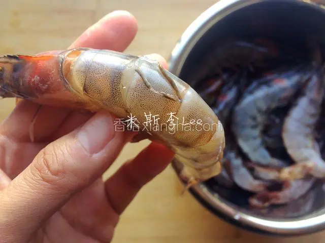 轻轻挑出沙线；