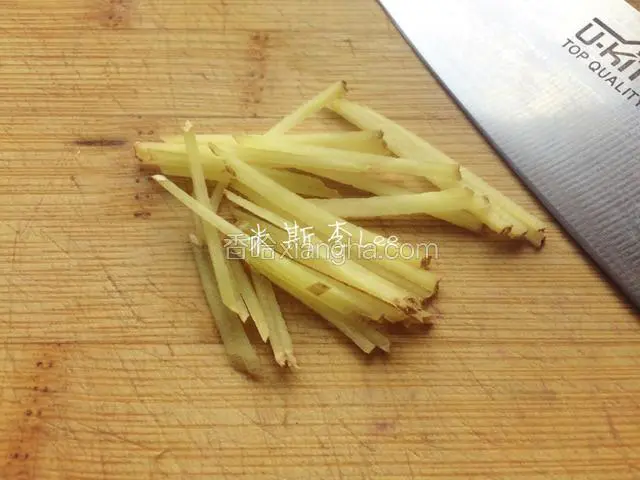 下面来调蘸料：姜切细丝；