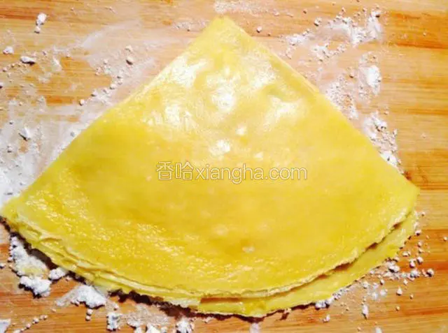 将烙好的可丽饼切好备用