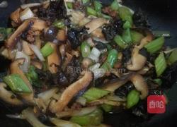 香菇炒杂蔬的做法图解5