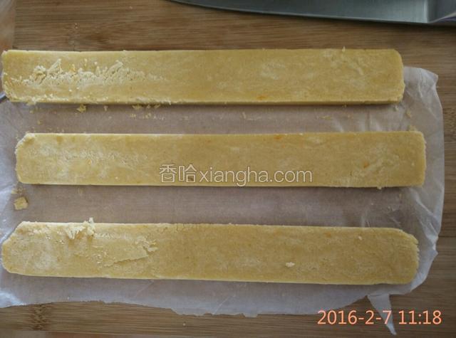 把所有材料混合有搅拌机搅拌到黄油有点发白停止搅拌