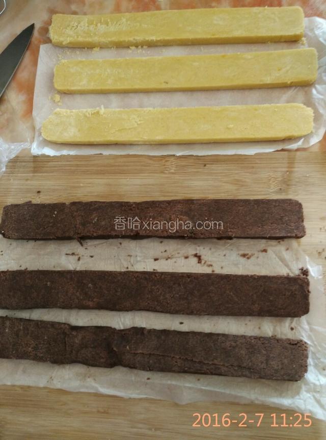 原料分两份，其中一份放巧克力粉。包好放模具放冰箱一个小时后拿出来切条