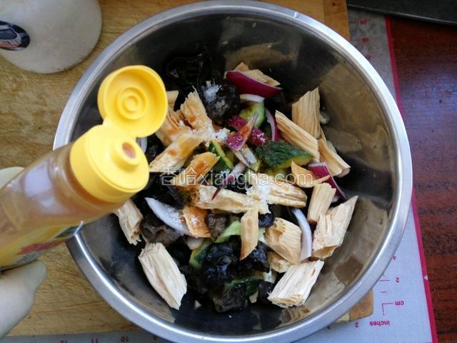 在加入鸡汁