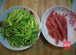 蒜苔腊肠的做法图解1