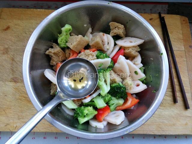 在加入少许调料油和几滴香油拌均匀