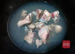 红萝卜莲藕猪骨汤的做法图解3