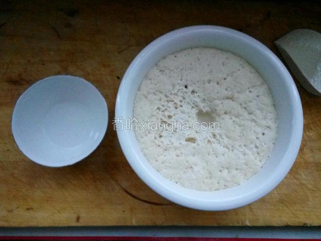 发好后用手指戳坑，坑中加少许食用碱水揉匀