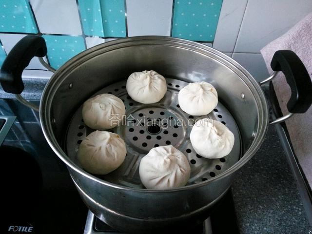 锅中放足量冷水，然后把生胚包入放入蒸笼屉上，抹一层油防蒸熟后接下底破，盖上盖小火至上气开锅，开锅后改大火蒸15分钟即可熟了