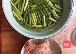 蒜台炒肉的做法图解1