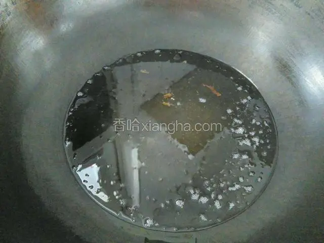 起锅，倒入适量食用油，油量保证鱿鱼仔入锅后可以盖过鱿鱼仔即可。烧至油温八成熟，即油锅里的油微微冒泡。