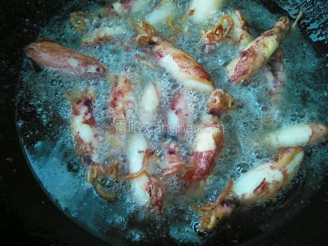再次起油锅，复炸鱿鱼仔。
