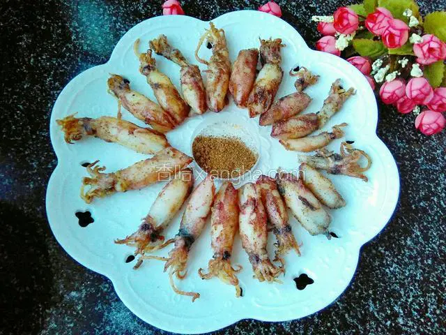 酥炸鱿鱼仔，酥香可口，慢慢享用。