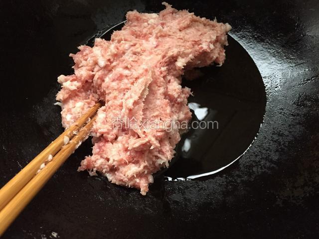 把肉馅倒进熟油里。
