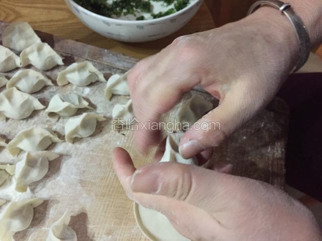 双手大拇指和食指捏紧往中间挤。