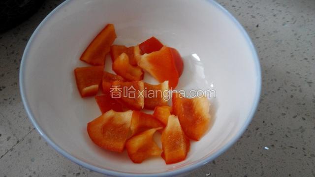 红菜椒洗净，手撕成小丁备用。