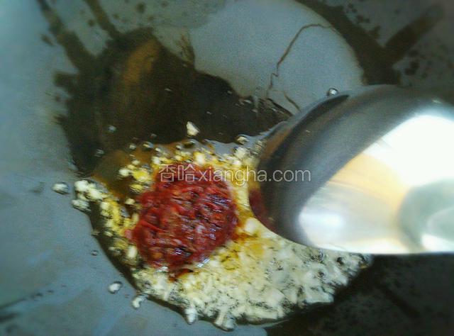 起锅热油，油热后放入郫县豆瓣酱炒出红油，放入葱姜蒜末煸香。