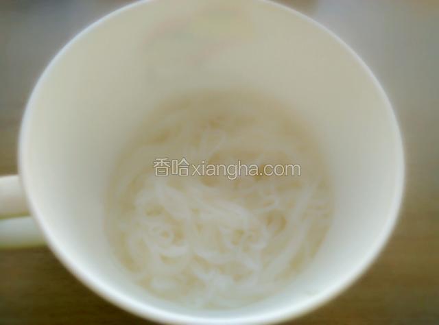 坐锅开水，将粉丝煮熟后捞入碗中。