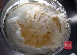 雪域草莓裸蛋糕的做法图解1