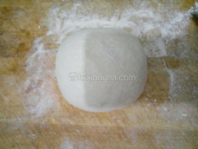 加入少许干面粉揉匀