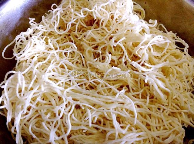 细面条蒸熟（不蒸也可以）