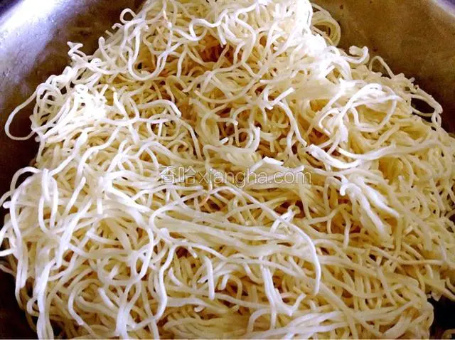 细面条蒸熟（不蒸也可以）