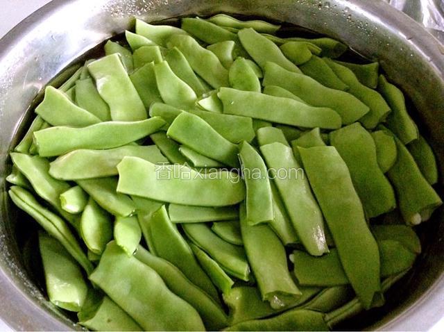 扁豆摘好洗净。