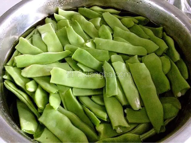 扁豆摘好洗净。