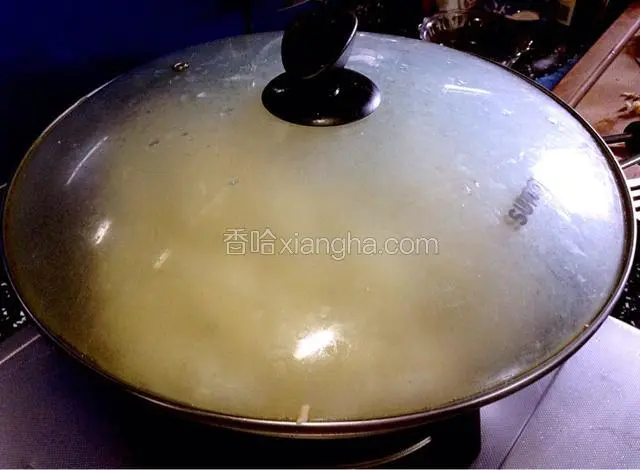 盖上锅盖转小火焖10--15分钟，打开锅盖，放入适量的味精拌匀即可。