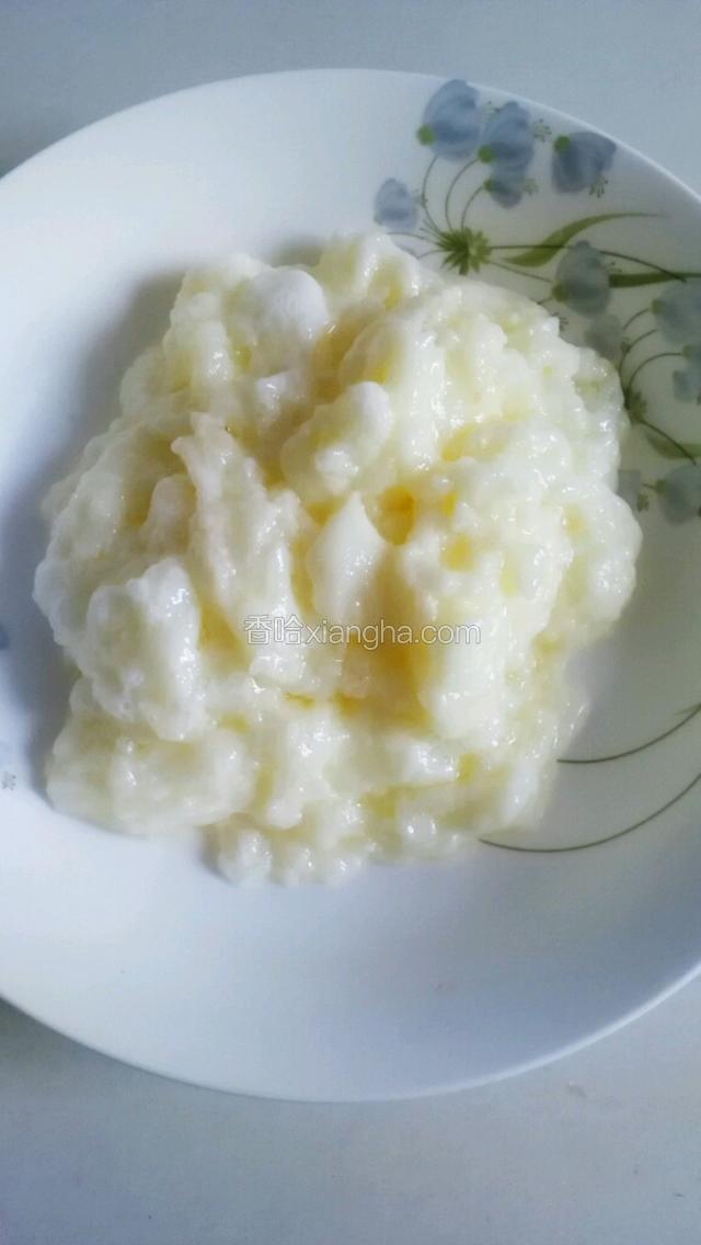 锅内油八成热，放入搅拌好的牛奶液，慢炒！凝固成型！即可装盘！