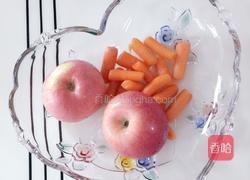 鲜榨胡萝卜苹果汁的做法图解1