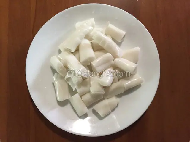 准备猪肠粉、选用的是菜市场购买的猪肠粉