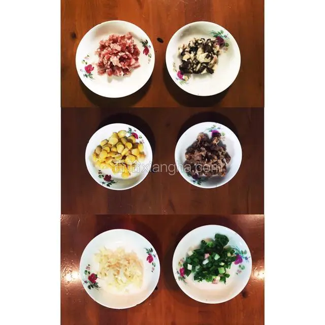 准备其它主材料。腊肠、玉米和菜脯切丁，蒜头切碎，葱切小段。
