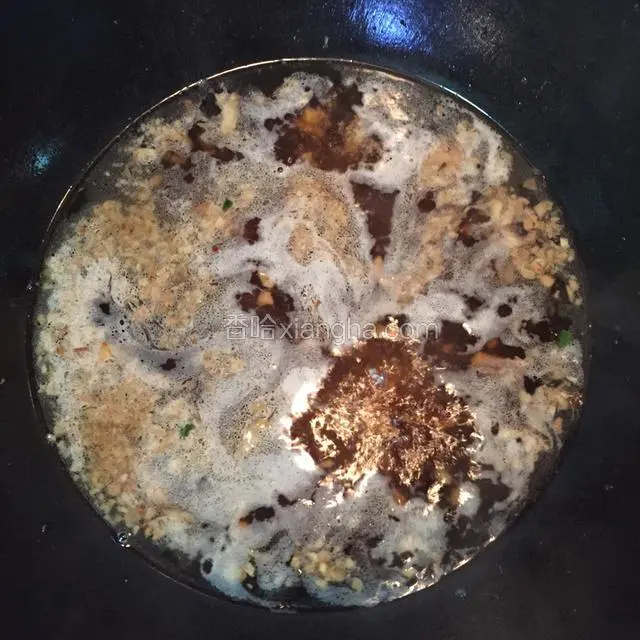做酱汁。在爆炒完的大蒜里加入适量的生抽、鸡精、蚝油和盐